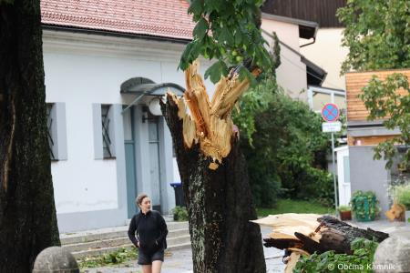 Neurje z vetrom podiralo drevesa in odkrivalo strehe (2)